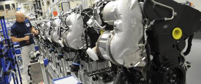 Un empleado de Volkswagen trabaja en una cadena de montaje de motores diésel MDB. EFE/Archivo
