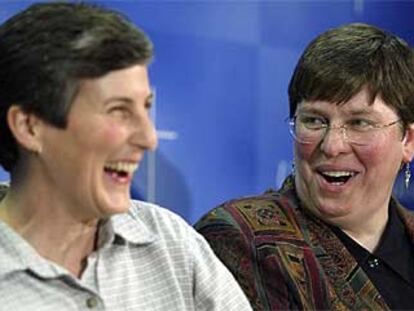 Karen Dammann, a la derecha, con su compañera, Meredith Savage, tras conocer el veredicto del tribunal.