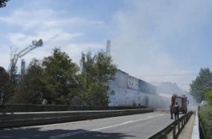 Efectivos del cuerpo de bomberos junto a almazara de la Moraleja (Cáceres).