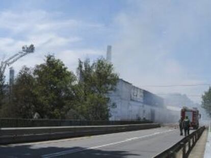 Efectivos del cuerpo de bomberos junto a almazara de la Moraleja (C&aacute;ceres).