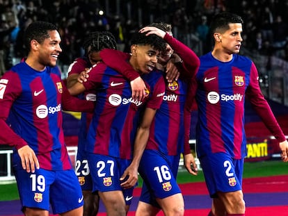 Lamine Yamal celebra el gol con sus compañeros del Barcelona.