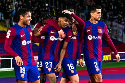 Lamine Yamal celebra el gol con sus compañeros del Barcelona.