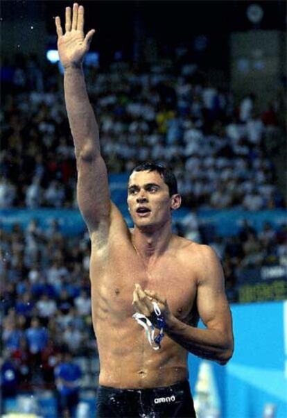 Popov, tras ganar los 100 metros en Barcelona en 2003.