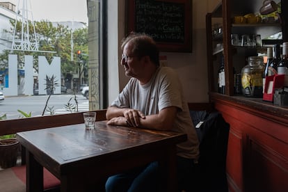 Kohan en un café de Villa Crespo.