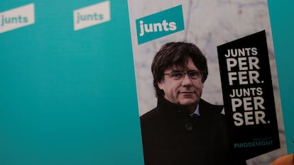 Cartel electoral de Junts per Catalunya en la sede del partido en Barcelona.