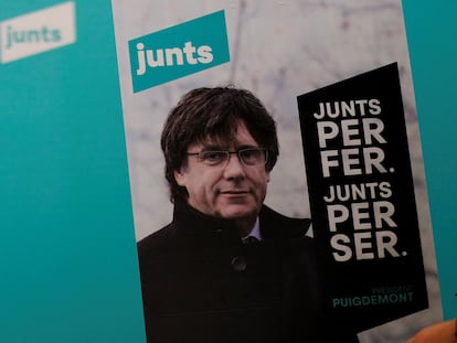 Poster con la foto de Carles Puigdemont en la sede de Junts en Barcelona.