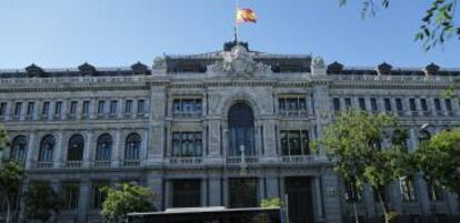 Bandera de España a media asta en la sede del Banco de España.