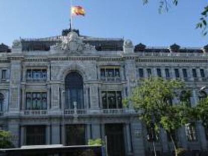 Bandera de España a media asta en la sede del Banco de España.