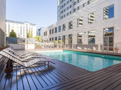 Piscina del hotel Confortel Valencia. 