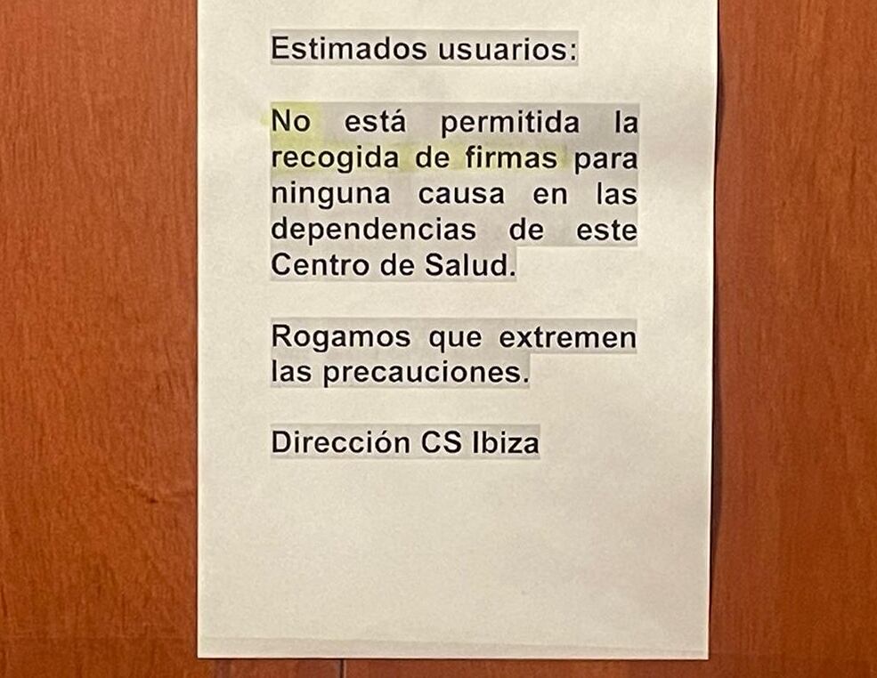 Cartel en el que se advierte de la prohibición de recoger firmas en el centro de salud Ibiza de Madrid, el pasado viernes.