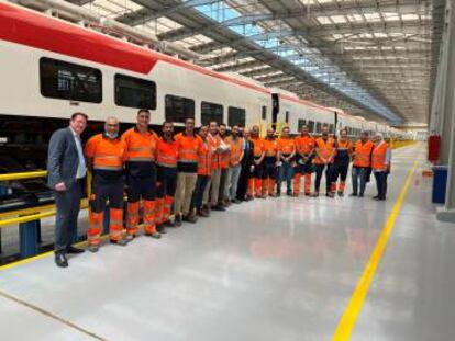 Carlos Palacio, presidente de Talgo, junto a parte de la plantilla en las instalaciones que Talgo tiene en Egipto. En segundo plano, nuevos trenes diurnos Intercity para ENR.