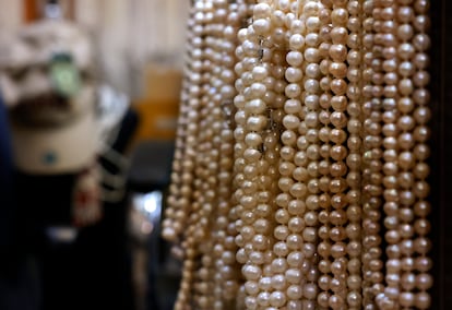 Detalle de los collares que Saad Ismail Al Jassim vende en su tienda del zoco Wakif, en Doha.
