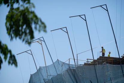 Trabajadores de la construcción en una obra de Sevilla.