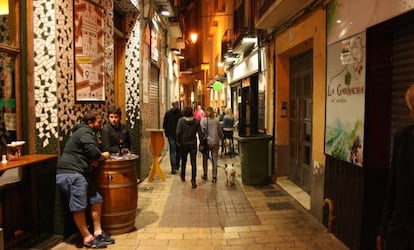 Una de las calles de 'El Tubo', zona típica de tapas en Zaragoza.