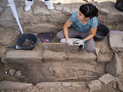 Una arqueóloga desentierra una nueva tumba abierta el pasado martes.