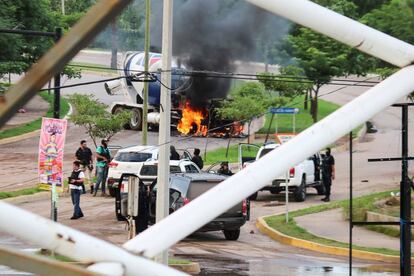 Hombres armados durante los enfrentamientos de los narcos con las fuerzas federales en Culiacán.