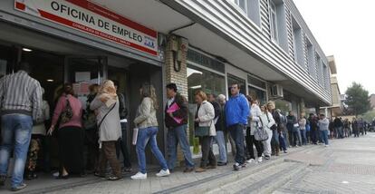 Colas ante una oficina del paro en Vallecas, Madrid.