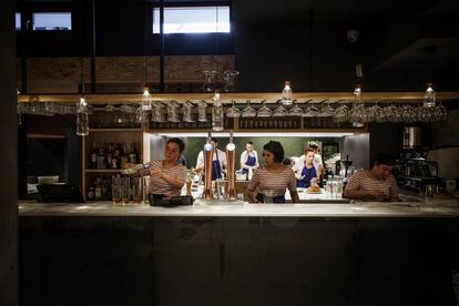 Barra y cocina de Topa Sukaldería, en San Sebastián.