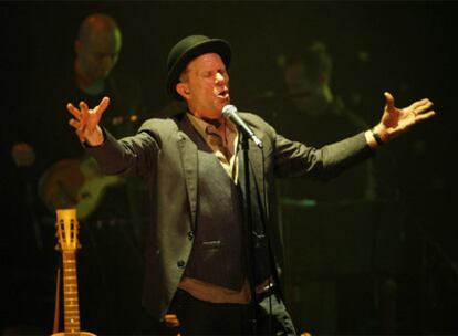 El cantante estadounidense Tom Waits, en un momento de su concierto en el Kursaal de San Sebastián, en 2008.