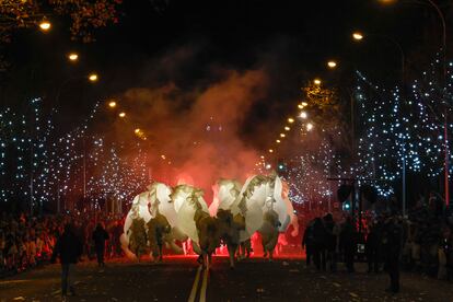 Espectáculo durante la cabalgata de los Reyes Magos, este viernes en el centro de Madrid. 
