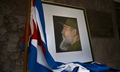Un retrato de Fidel Castro junto a la bandera en el Ministerio de Interior en La Havana.