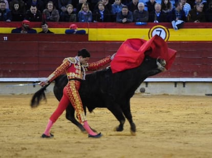 Sedano Vázquez, en un pase de pecho.