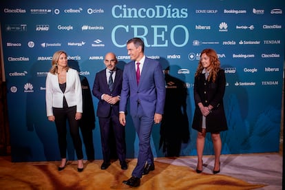 El presidente del Gobierno, Pedro Sánchez, en el centro, con Amanda Mars (izquierda), directora de 'Cinco Días'; Carlos Núñez, presidente 
ejecutivo de Prisa Media, y Pilar Gil, vicepresidenta de Prisa, el lunes en el foro CREO que organiza el diario económico.