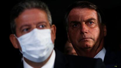 Presidente da Câmara dos Deputados, Arthur Lira, fala próximo ao presidente da República, Jair Bolsonaro, durante conferência no Congresso em Brasília em fevereiro deste ano.