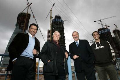 Míchel, Santamaría, Del Bosque y Valero (de izquierda a derecha), ante las torres en construcción.