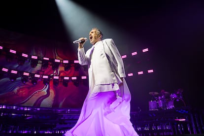 El cantante español Miguel Bosé durante un concierto este miércoles en el Palau Sant Jordi.