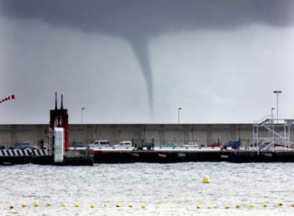 Tornados de pequeñas dimensiones se han formado en el litoral de la isla canaria de La Gomera. En la imagen, uno de estos fenómenos pasa frente al muelle de San Sebastián de La Gomera.