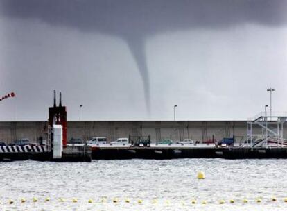 Tornados de pequeñas dimensiones se han formado en el litoral de la isla canaria de La Gomera. En la imagen, uno de estos fenómenos pasa frente al muelle de San Sebastián de La Gomera.