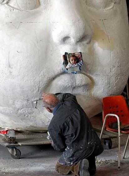 Antonio López, trabajando sobre la escultura que reproduce el rostro de su nieta.