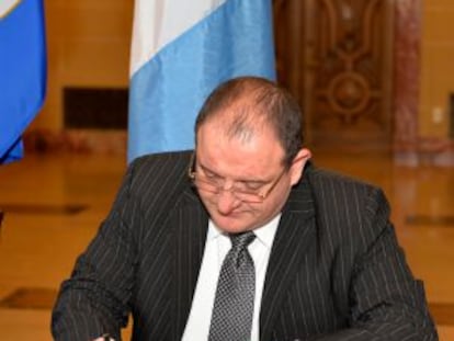 El canciller de Guatemala, Fernando Carrera, firma el acuerdo con Belize.