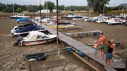 Barcos de recreo yacen sobre el fondo marino en Beusichem Marina (Países bajos), una muestra de la sequía que han sufrido algunos ríos de Europa este verano.