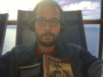 Nuestro inadaptado redactor inmortaliza su desorden mental como buen 'millennial': con un libro de David Foster Wallace y un selfi