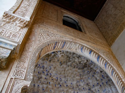 Mocárabes de la Alhambra decorados con dorado, actualmente alterado, que forma nano-esferas de oro que otorgan color púrpura a la superficie.