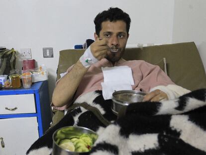 Jaled el Fakari, en el hospital de Bengasi donde se recupera.
