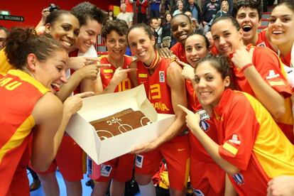 Las jugadoras españolas felicitan a Amaya Valdemoro por su récord de partidos con una tarta conmemorativa