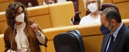 La ministra de Hacienda y portavoz del Gobierno, María Jesús Montero (izquierda), junto al ministro de Transportes y secretario de Organización del PSOE, José Luis Ábalos, en el Senado.