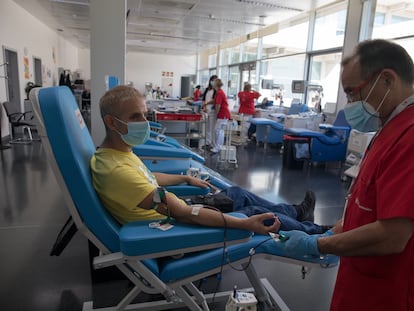 José es donante desde hace más de 20 años. Un miembro del personal sanitario le extrae sangre en el Centro de Transfusión de la Comunidad de Madrid.