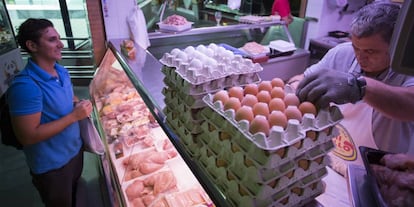 Un puesto de huevos en el mercado de Triana en Sevilla. 