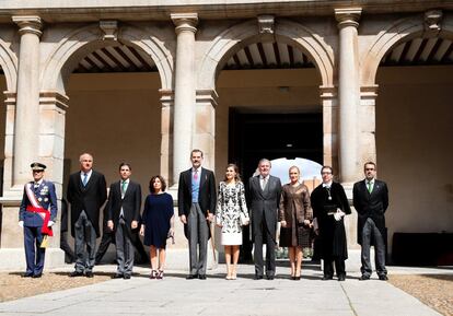 Los reyes Felipe y Letizia acompañados por la vicepresidenta del Gobierno, Soraya Sáenz de Santamaría (4i); el alcalde de Alcalá de Henares, Javier Rodríguez (3i); el secretario de Estado de Cultura, Fernando Benzo (2i), el ministro de Educación, Cultura y Deporte, Íñigo Méndez de Vigo, la presidenta de la Comunidad de Madrid, Cristina Cifuentes (3d); y el rector del la Universidad de Alcalá de Henares, Fernando Galván (2d), entre otros, posan para los medios a su llegada a la ceremonia de entrega del Premio Cervantes 2016.