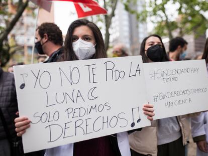 Manifestación de investigadores y trabajadores del sector científico frente al Ministerio de Ciencia e Innovación contra la reforma de la Ley de Ciencia, en Madrid, el 15 de abril de 2021.