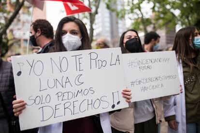 Manifestación de investigadores y trabajadores del sector científico frente al Ministerio de Ciencia e Innovación contra la reforma de la Ley de Ciencia, en Madrid, el 15 de abril de 2021.