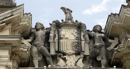 Escudo preconstitucional en el Rectorado de Sevilla antes de ser restaurado.