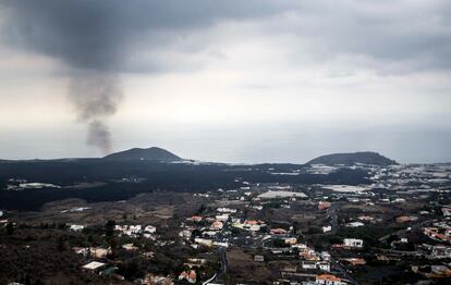 Columna de vapor emitida por la llegada de la lava a la costa, vista desde la localidad de Tacande (La Palma).