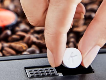 Artículo de EL PAÍS Escaparate que describe las ventajas de usar pastillas para limpiar cafeteras superautomáticas.