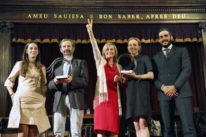 Los galardonados con los Premis Llibertat d&#039;Expressi&oacute;, en el centro, muestran su alegr&iacute;a por la distinci&oacute;n.