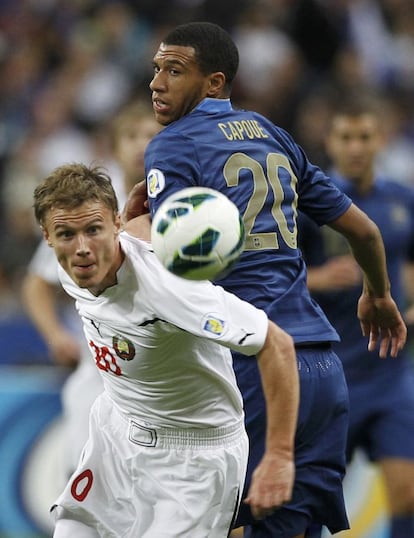 Capoue pelea por el balón con Vitaly Rodionov.